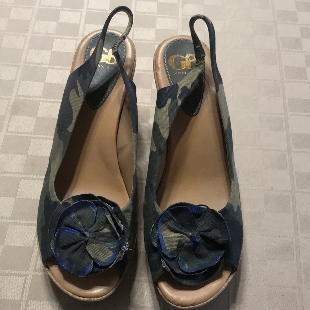 Size 9 Gianni Bini 4” heel‎ sling back blue camo